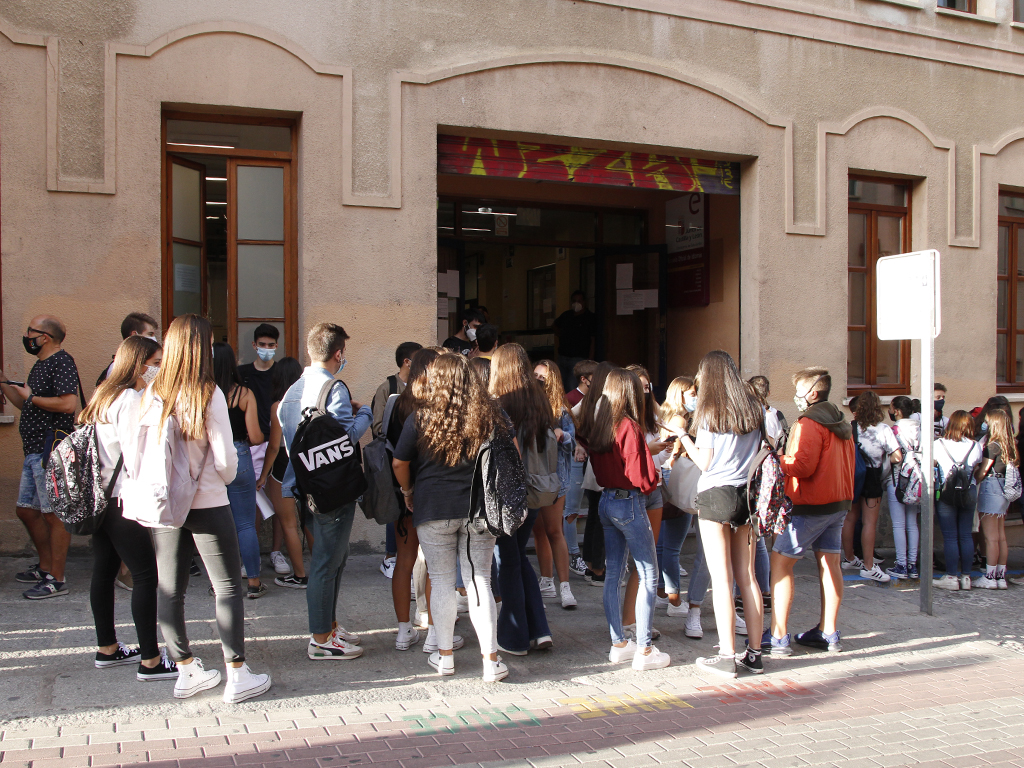 Adolescentes alumnos de un instituto de Educación Secundaria de la capital segoviana. / Nerea Llorente