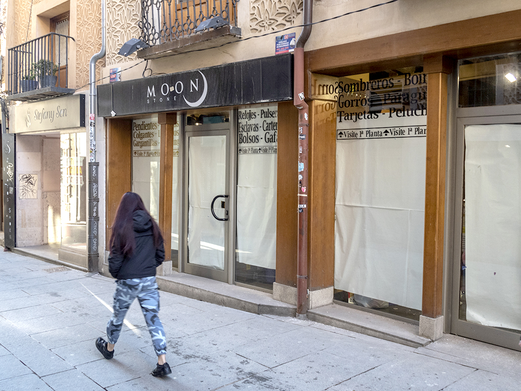 Vista de la Calle Real con varios comercios cerrados. / KAMARERO