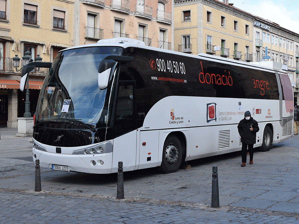 El autobús del Centro de Hemoterapia y Hemodonación de Castilla y León en la avenida del Acueducto./ ROCÍO PARDOS