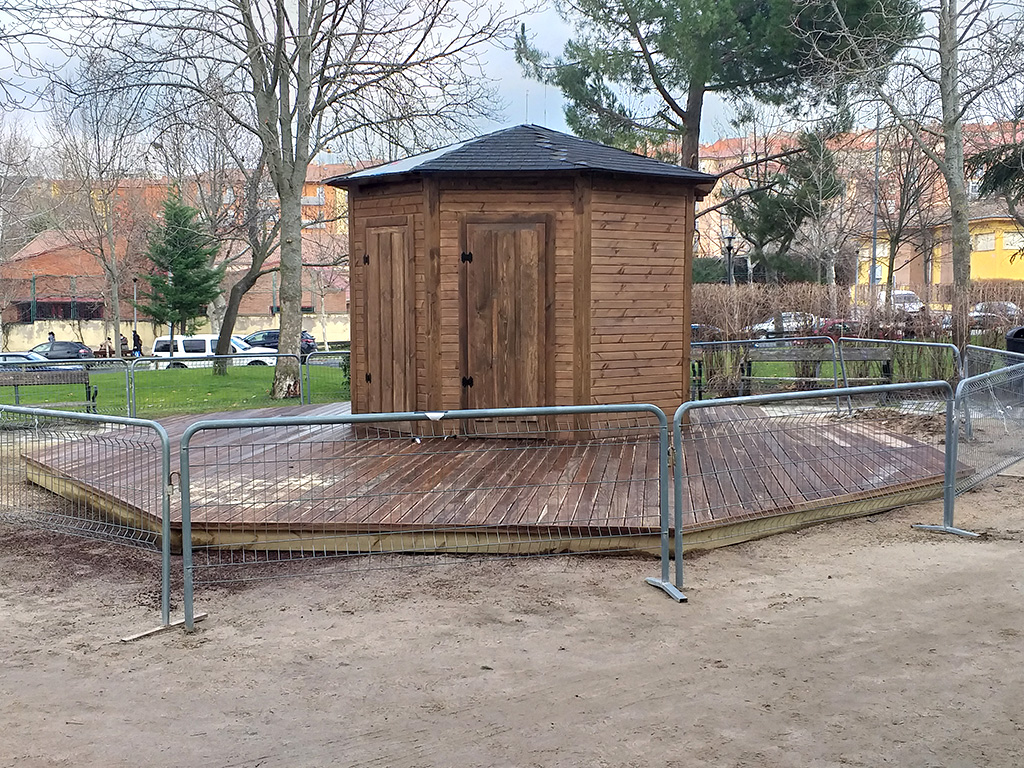 Una de las bibliotecas de verano que el Ayuntamiento distribuirá por la capital. En este caso, en el Parque de la Dehesa. / M.G