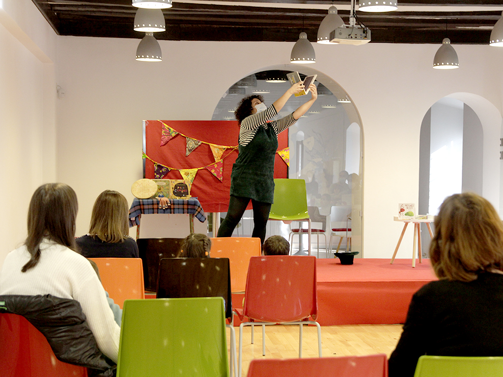 Andrea Ortúzar durante el espectúculo de 'bebecuentos' ayer al mediodía en la Casa de la Lectura de Segovia. / Nerea Llorente