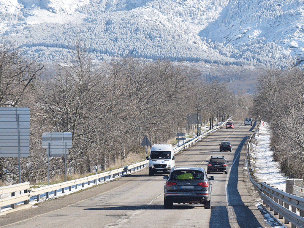 La Sierra, al fondo, con una gran cantidad de nieve. Archivo / ROCÍO PARDOS