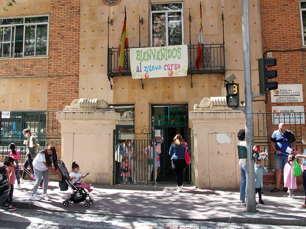 Niños, madres, padres y profesores a las puertas de un colegio en el inicio del presente curso. /  N. LLORENTE