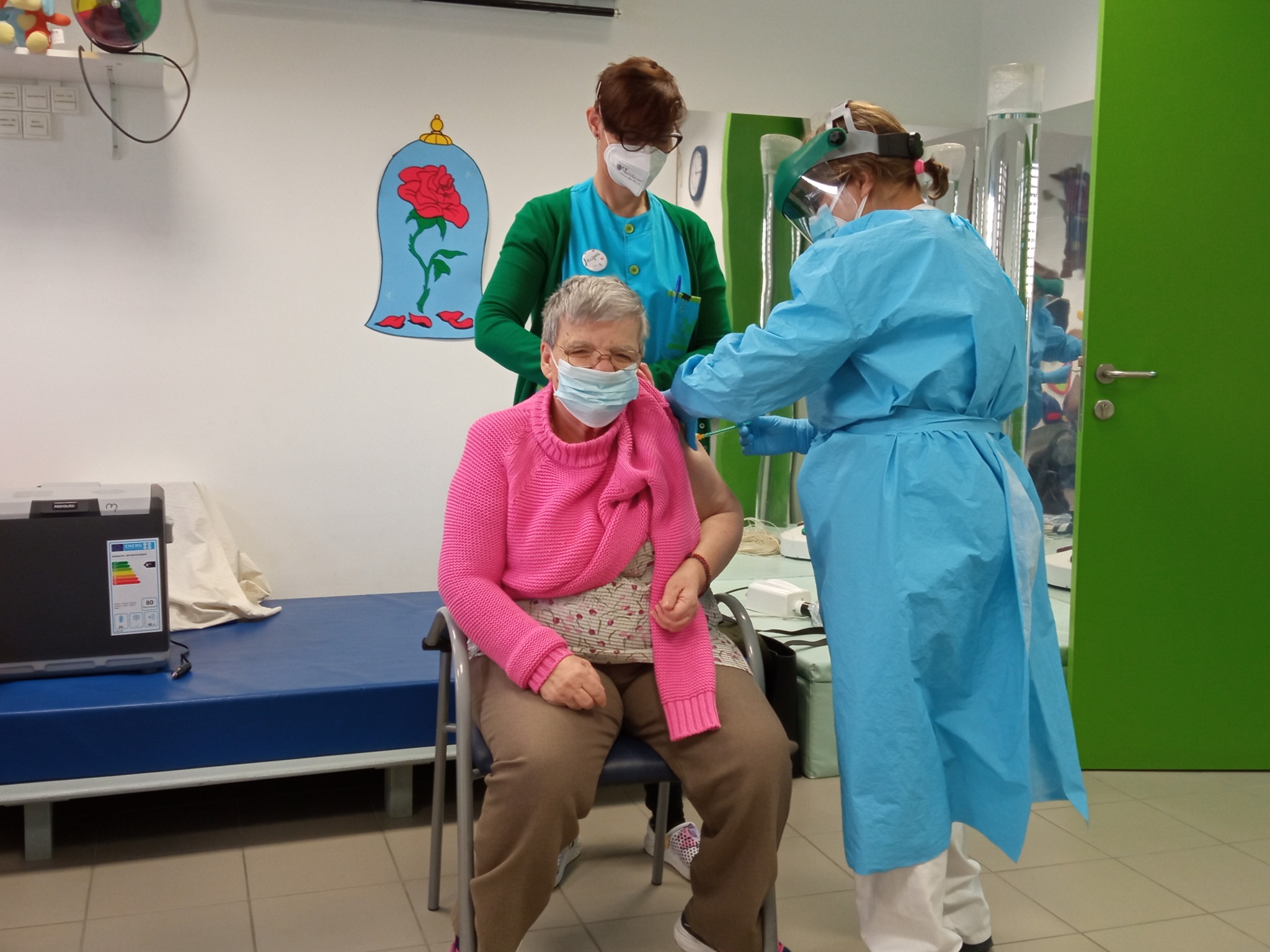 Los servicios sanitarios vacunan a una paciente. / E.A.