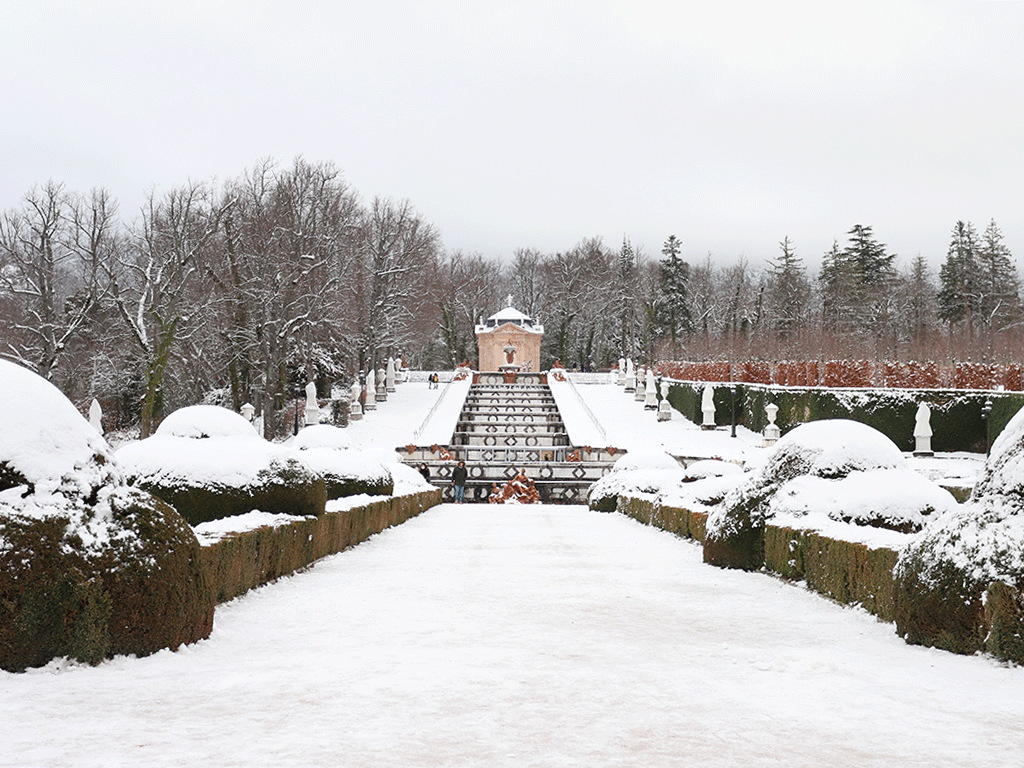 Los Jardines del Palacio de La Granja, estos días, cubiertos de nieve, aparecerán en uno de los capítulos. /ROCÍO PARDOS