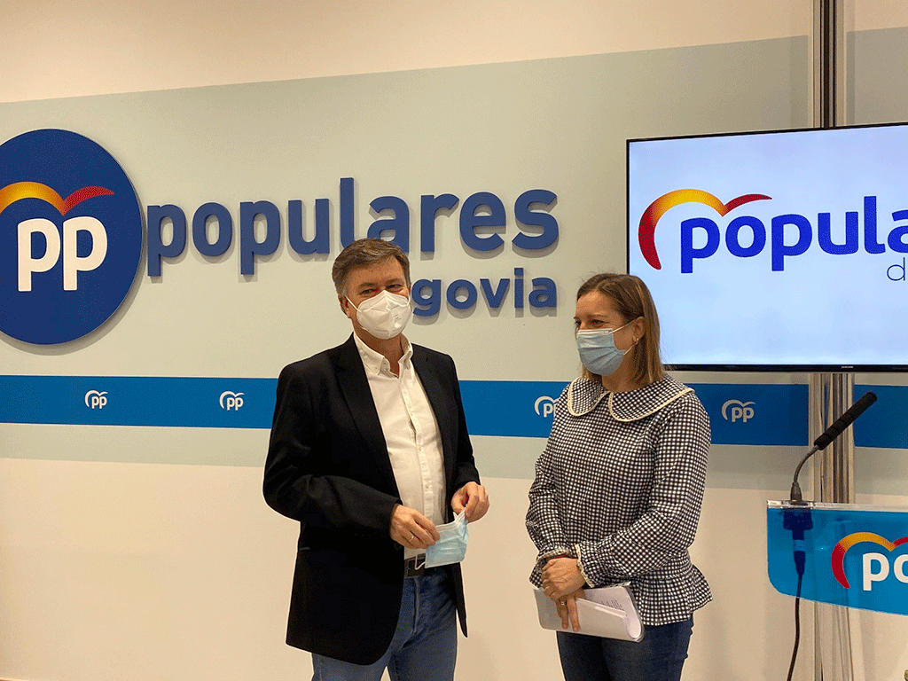 Francisco Vázquez, junto a la procuradora María Ángeles García, hizo balance de la actividad parlamentaria. / EL ADELANTADO