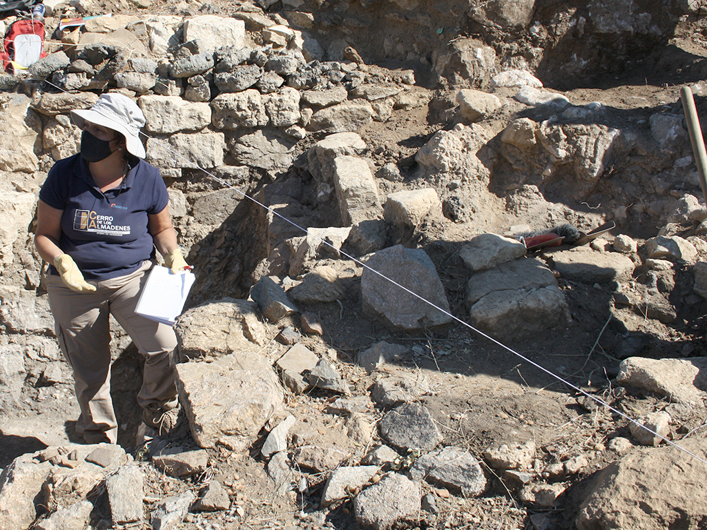 Una arqueóloga trabajando en Los Almadenes. /E.A.