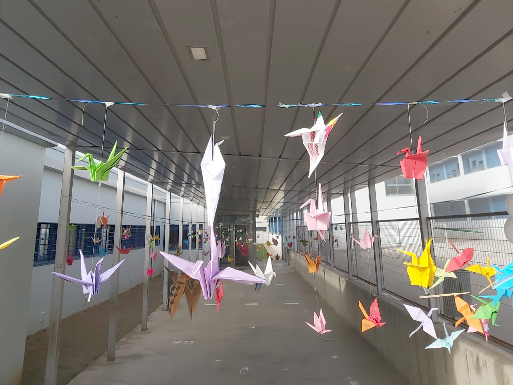 El colegio se ha llenado de grullas de papel y carteles sobre la paz. /E.A.