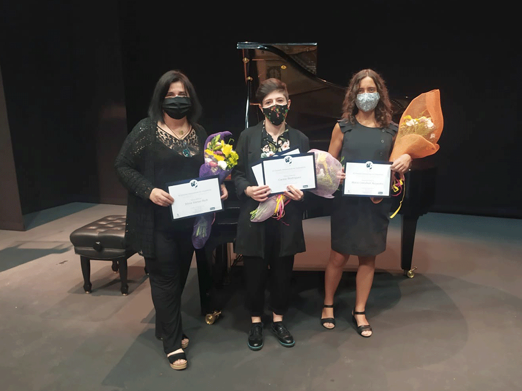 Las tres finalistas de la tercera edición del certamen posaron con sus premios el pasado mes de septiembre. / E. A.