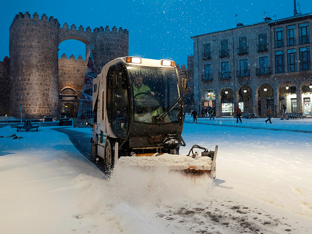 La nieve y el hielo obligan a cerrar tramos de siete carreteras en Castilla y León 1 Una máquina quitanieves retira la nieve caída en la plaza Santa Teresa de Ávila. / EFE/Raúl Sanchidrián