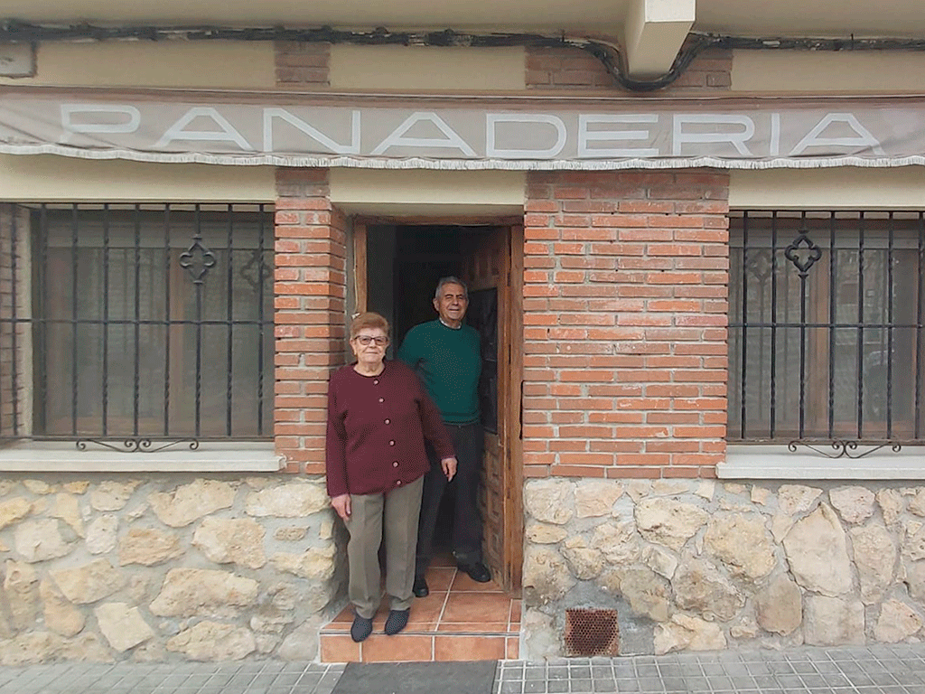 Mari Cruz Gil y Antonio Liberto López, junto a su vivienda y panadería en Torreiglesias. / E.A