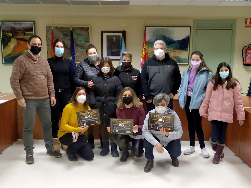 Los ganadores de la campaña con sus cheques regalo, junto a miembros de la Asociación. /E.A.