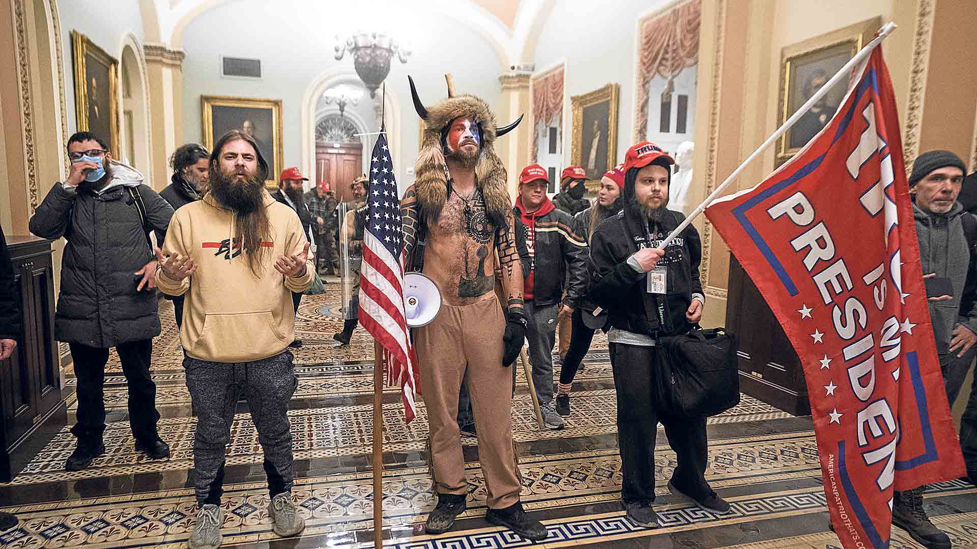 Algunos de los participantes, ya en el interior del Senado. / JIM LO SCALZO