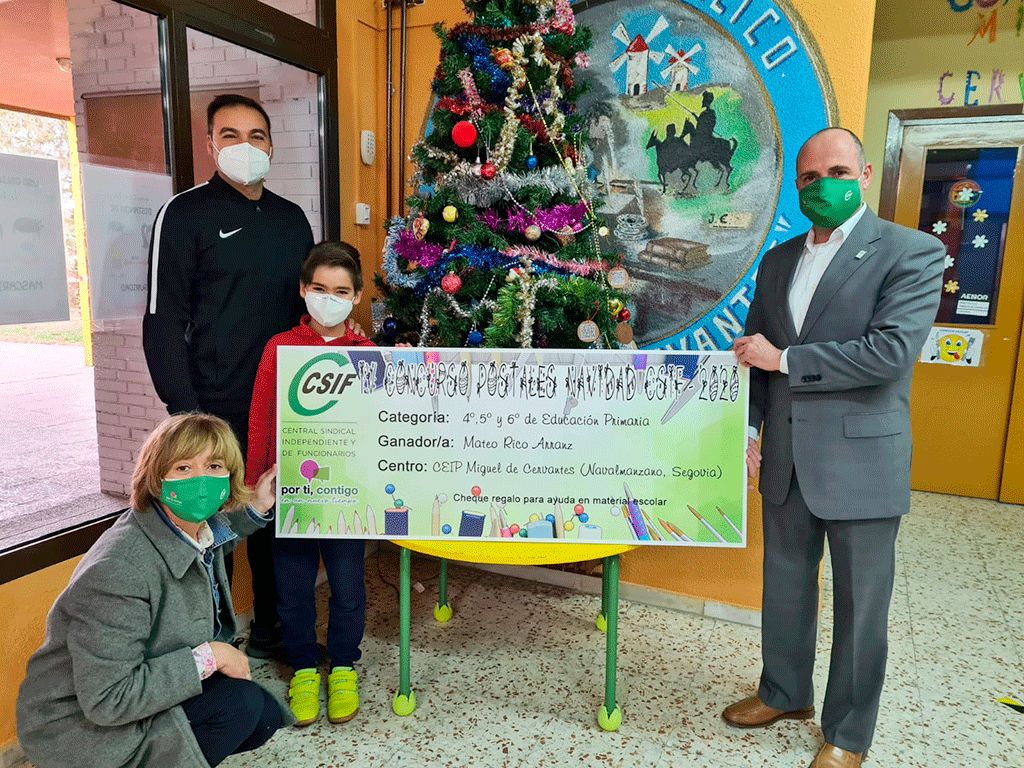 Entrega del diploma al alumno del colegio de Navalmanzano. / E. A.