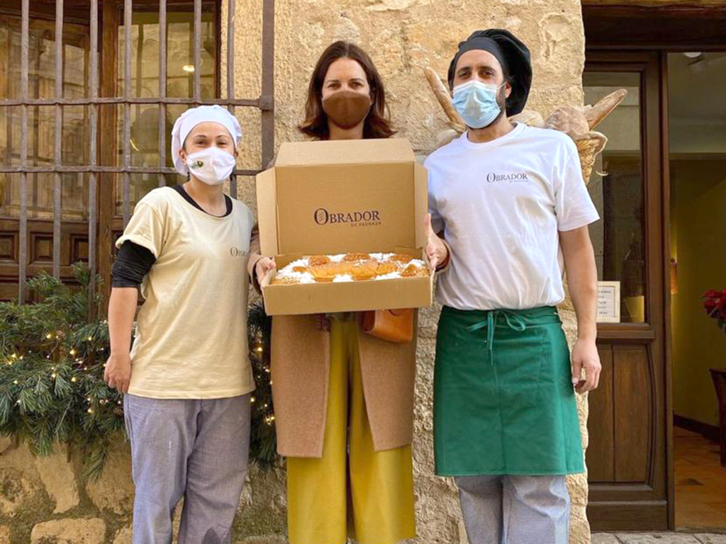 Marta Valcuende y Ricardo Núñez junto a Samantha Vallejo-Nagera con un roscón de reyes. / E.A.