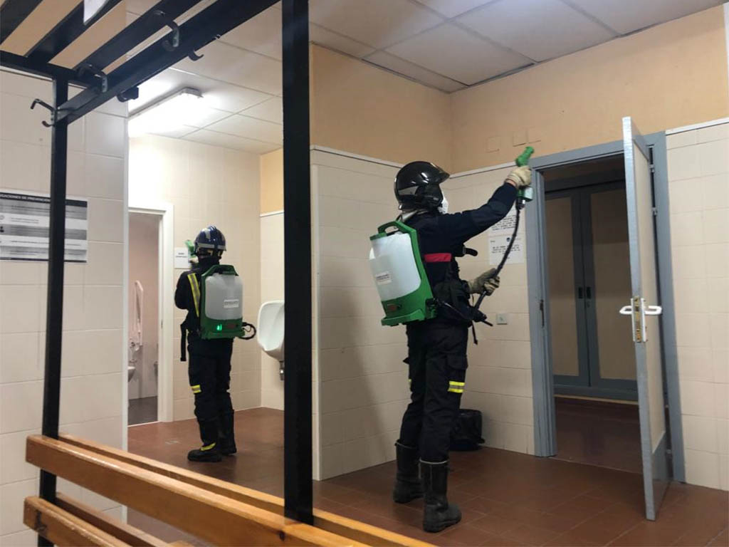 Bomberos de Segovia desinfectan el interior del Pabellón Pedro Delgado tras el cribado. / EL ADELANTADO