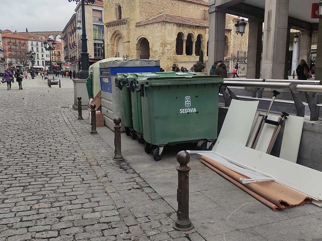 Contenedores de la Avenida del Acueducto. / EL ADELANTADO