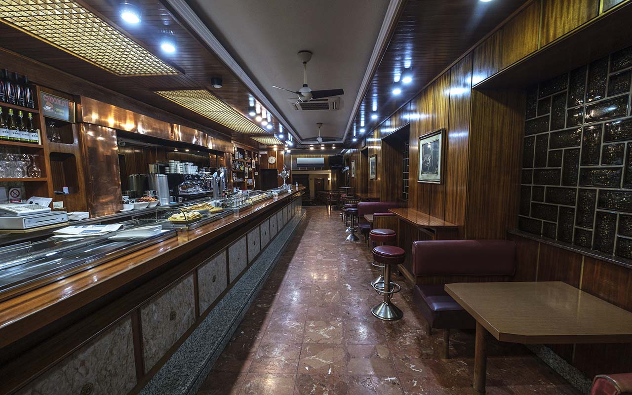 El interior de un bar de Segovia cerrado al público a raíz de las medidas restrictivas acordadas por la Junta de Castilla y León. / KAMARERO