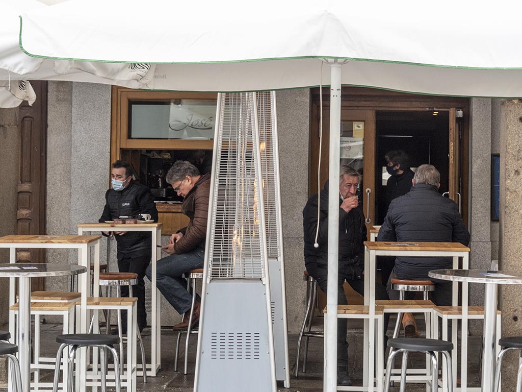 Personas consumiendo en la terraza de un bar de la capital segoviana. / KAMARERO