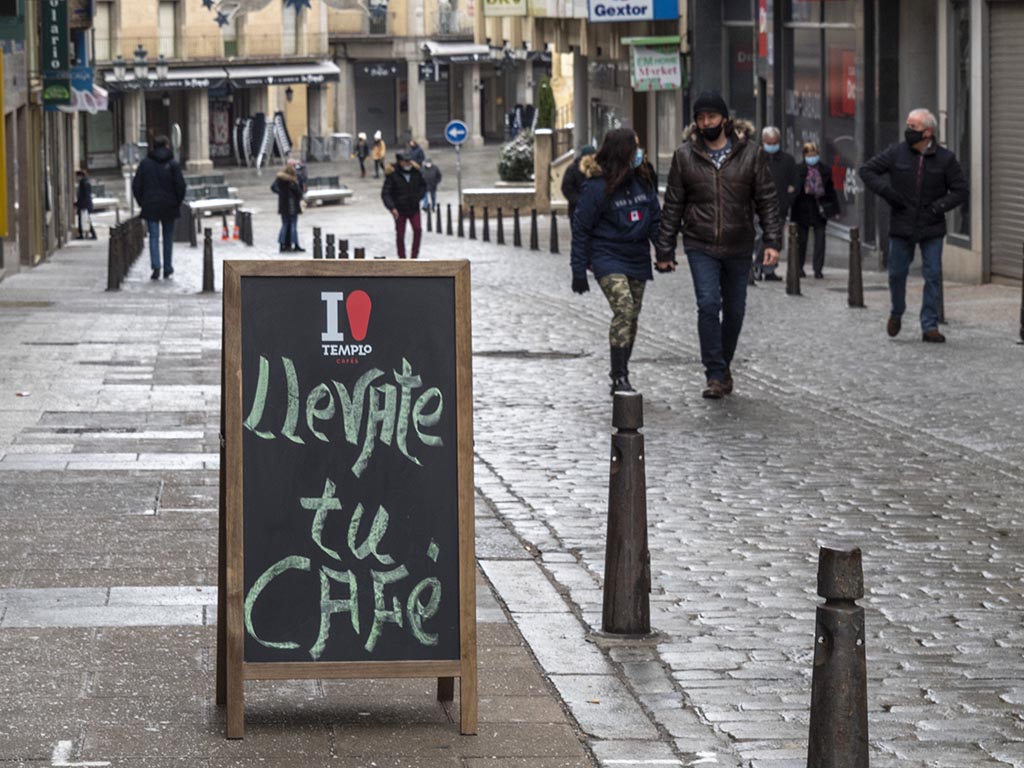 Cartel informativo de un establecimiento de hostelería anunciado café para llevar. / KAMARERO