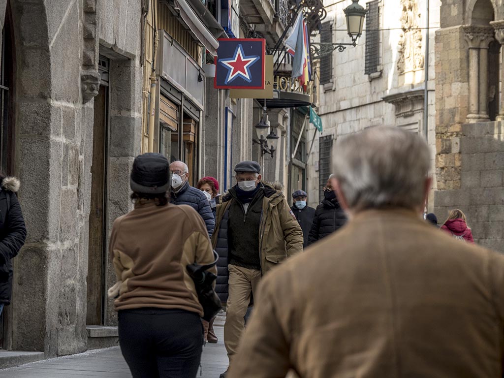 Gente paseando por Segovia. / KAMARERO