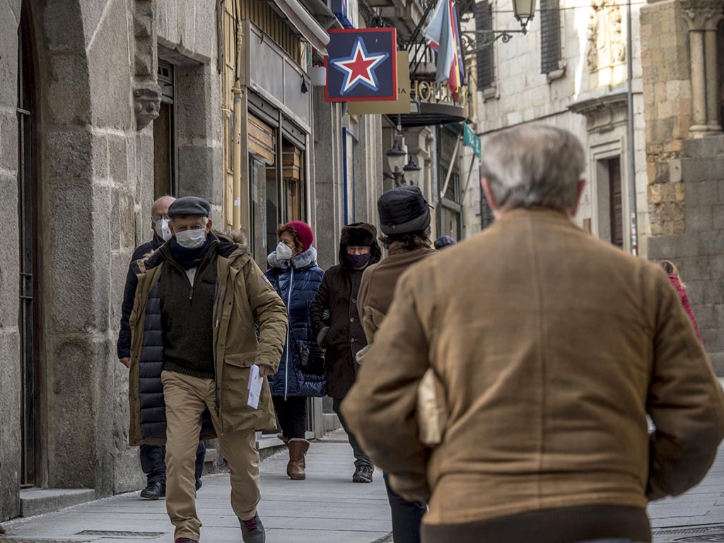 Hasta 47 nuevos brotes en la provincia desde el martes 1 Ciudadanos pasean por las calles de la capital segoviana. / KAMARERO