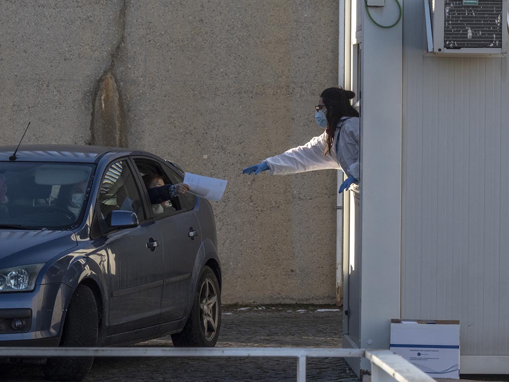Los 59 brotes del fin de semana elevan la cifra a 262 1 Toma de PCR en el Hospital General de Segovia. / KAMARERO