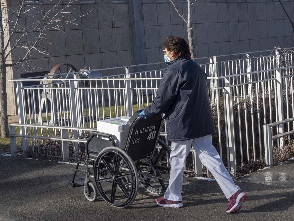 El INE cifra en 5.347 el 'exceso de mortalidad' en Castilla y León de marzo a diciembre 1 Personal sanitario en los alrededores del Hospital General de Segovia. / KAMARERO