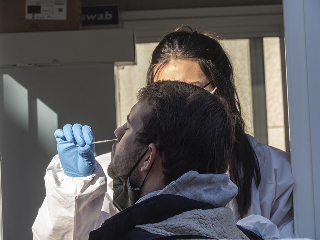 Una persona se realiza una prueba para detectar la enfermedad Covid-19. / KAMARERO