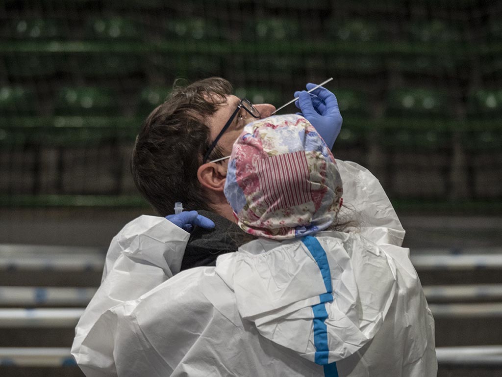 Imagen del cribado llevado a cabo por Sanidad en el pabellón Pedro Delgado de Segovia. / KAMARERO