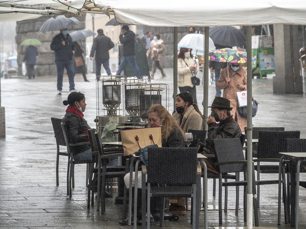 Personas en una de las terrazas instaladas en la capital segoviana. / KAMARERO