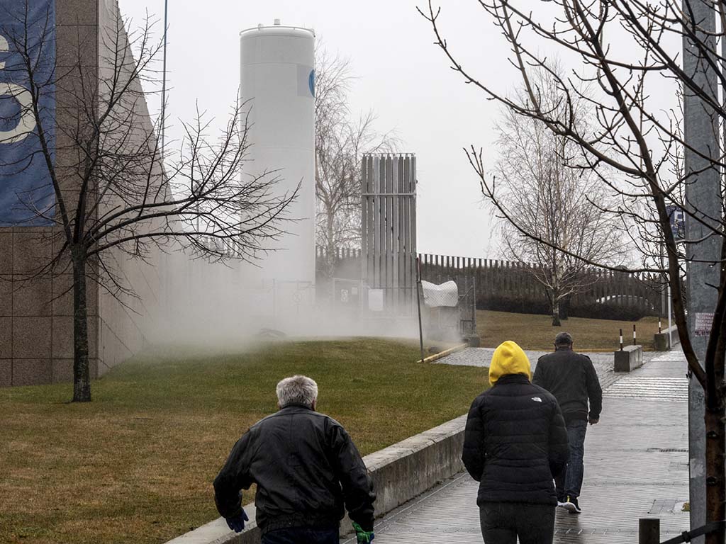 Personas caminan junto al Hospital General de Segovia. / KAMARERO