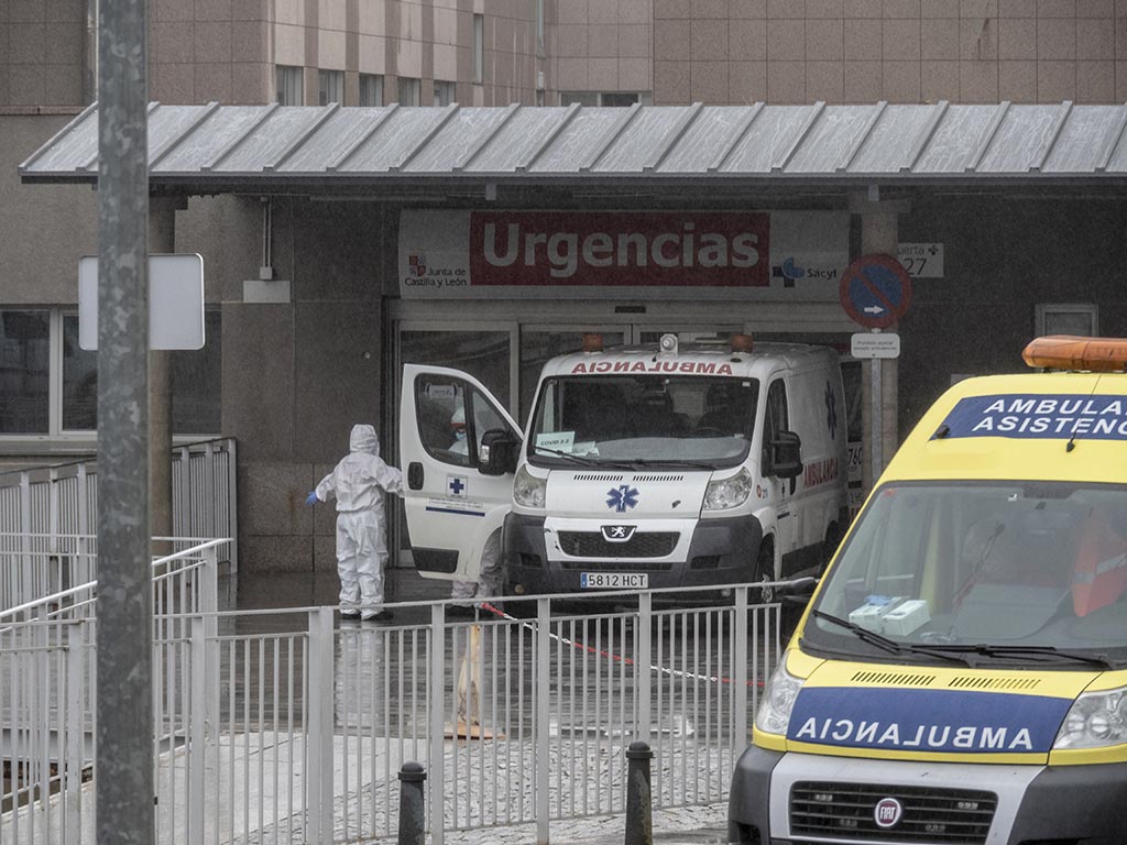 Equipos médicos a la puerta del servicio de Urgencias del Hospital General de Segovia. / KAMARERO