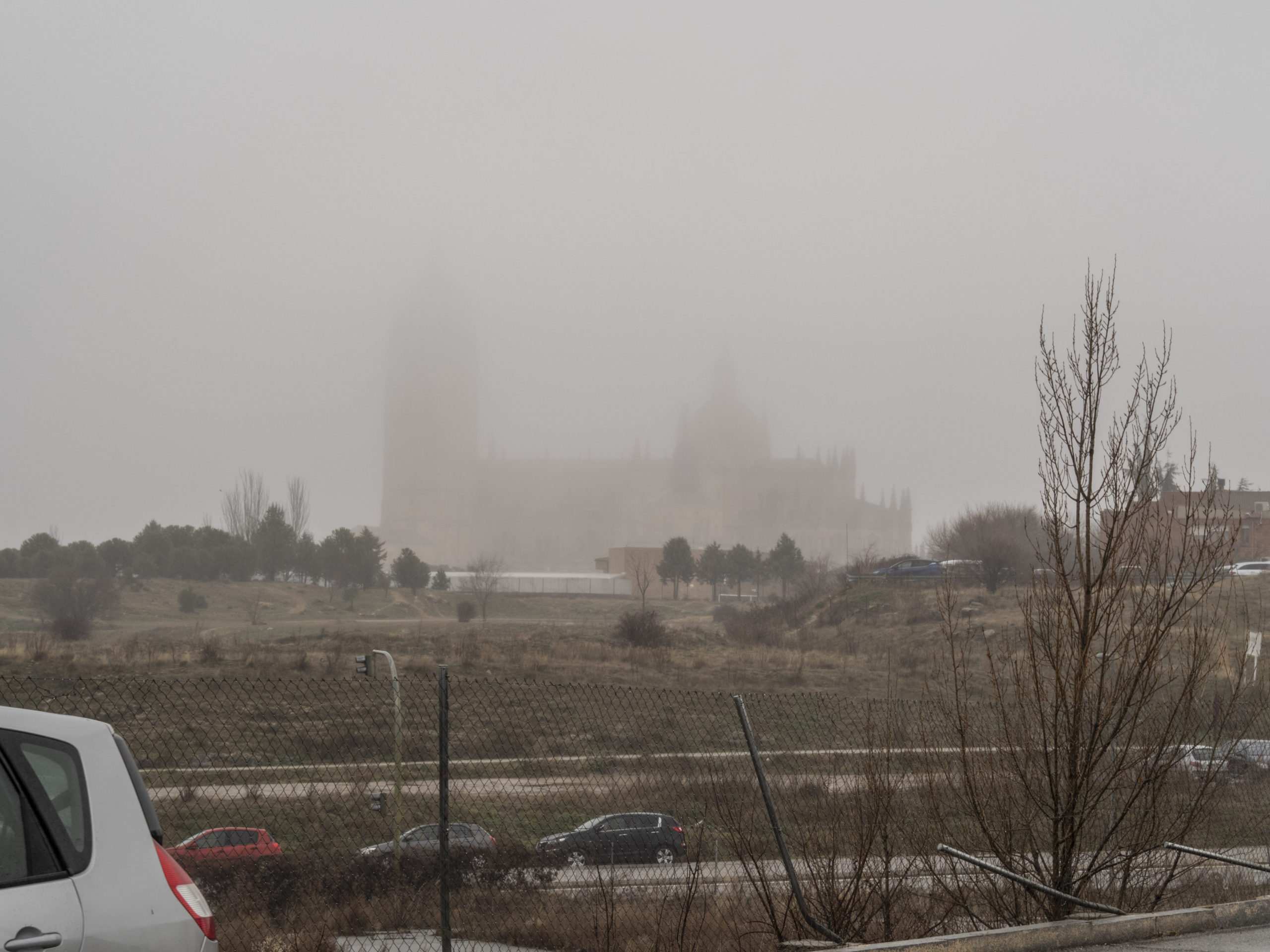 La Catedral de Segovia entre la niebla. / KAMARERO