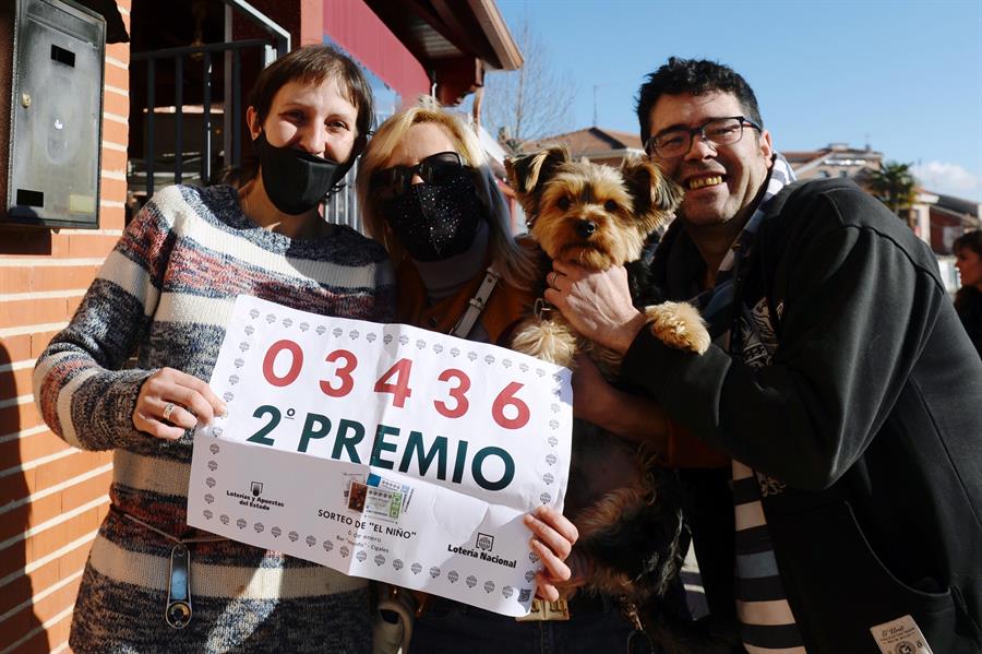 Devuelve un sobre con dinero y "el karma" le premia con el Segundo del Niño 1 Laura Reinoso (i), vecina de Cigales (Valladolid), ha ganado 75.000 euros con el segundo premio de la Lotería del Niño, gracias al 3.436 y según ella también "al karma", ya que el día de Nochevieja se encontró un sobre con 200 euros y decidió devolverlo a su dueño. EFE/NACHO GALLEGO
