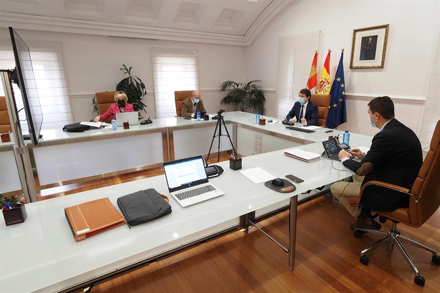 El presidente de la Junta de Castilla y León, Alfonso Fernandez Mañueco (2d) junto con el Consejero de Presidencia Ángel Ibáñez (d), el vicepresidente de la Junta Francisco Igea (2i) y la consejera de Sanidad Verónica Casado (i) durante la reunión. EFE/ R. García