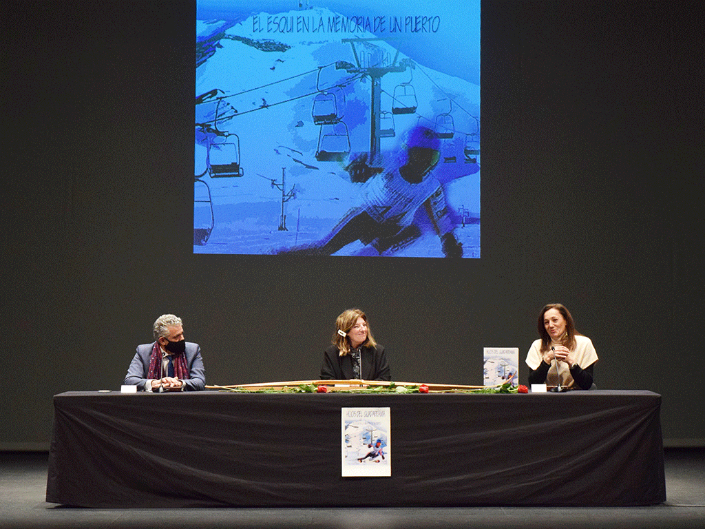 Un momento de la presentación del libro en el Teatro Juan Bravo. /ROCÍO PARDOS