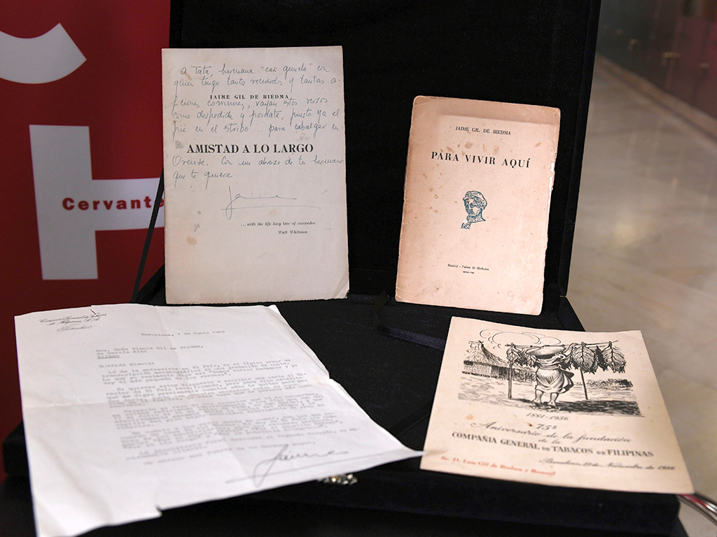 Vista del legado del escritor Jaime Gil de Biedma que es depositado en la Caja de las Letras de la institución en Madrid este viernes con motivo del 30 aniversario de su muerte. EFE/Víctor Lerena