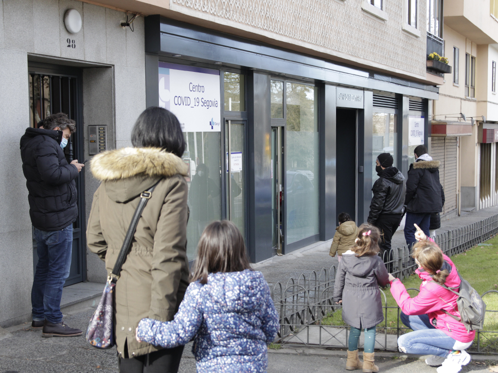 Grupos de personas en las puertas del Centro Covid abierto este mes en la avenida del Padre Claret./ NEREA LLORENTE