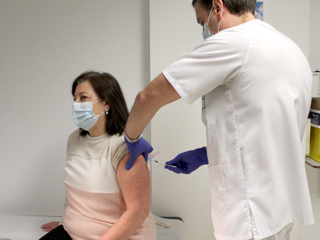 La enfermera Raquel Santos recibe la vacuna en el Hospital General./ E. A.