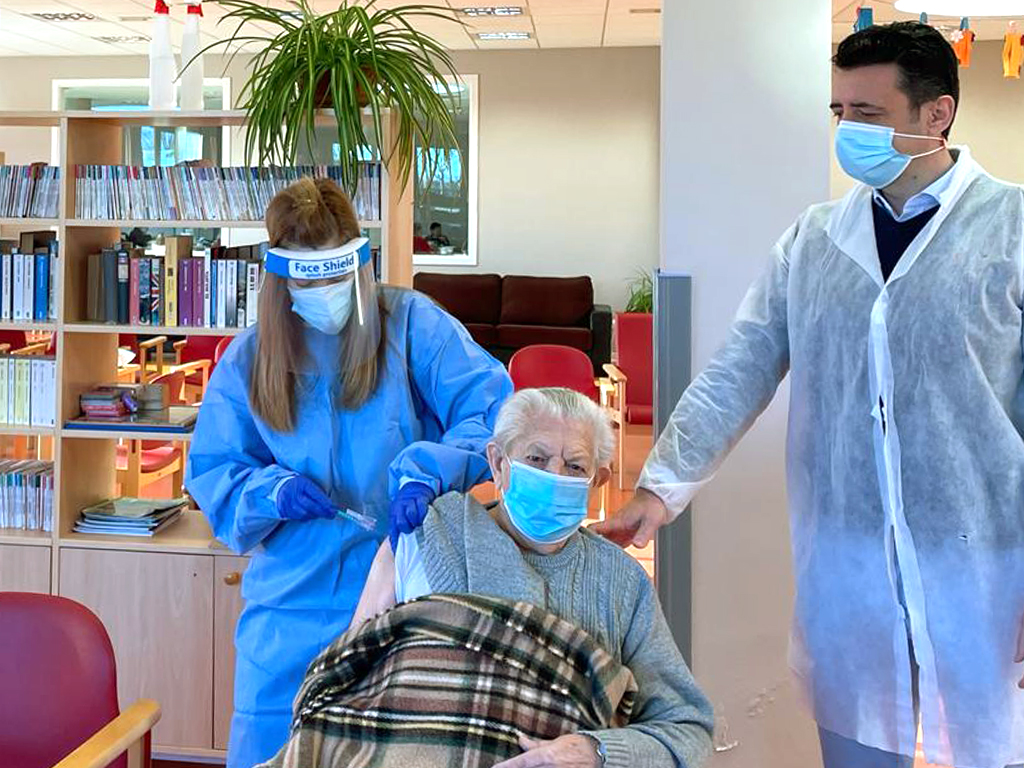 Trinidad recibe su primera dosis en la residencia El jardín de Segovia. / EA