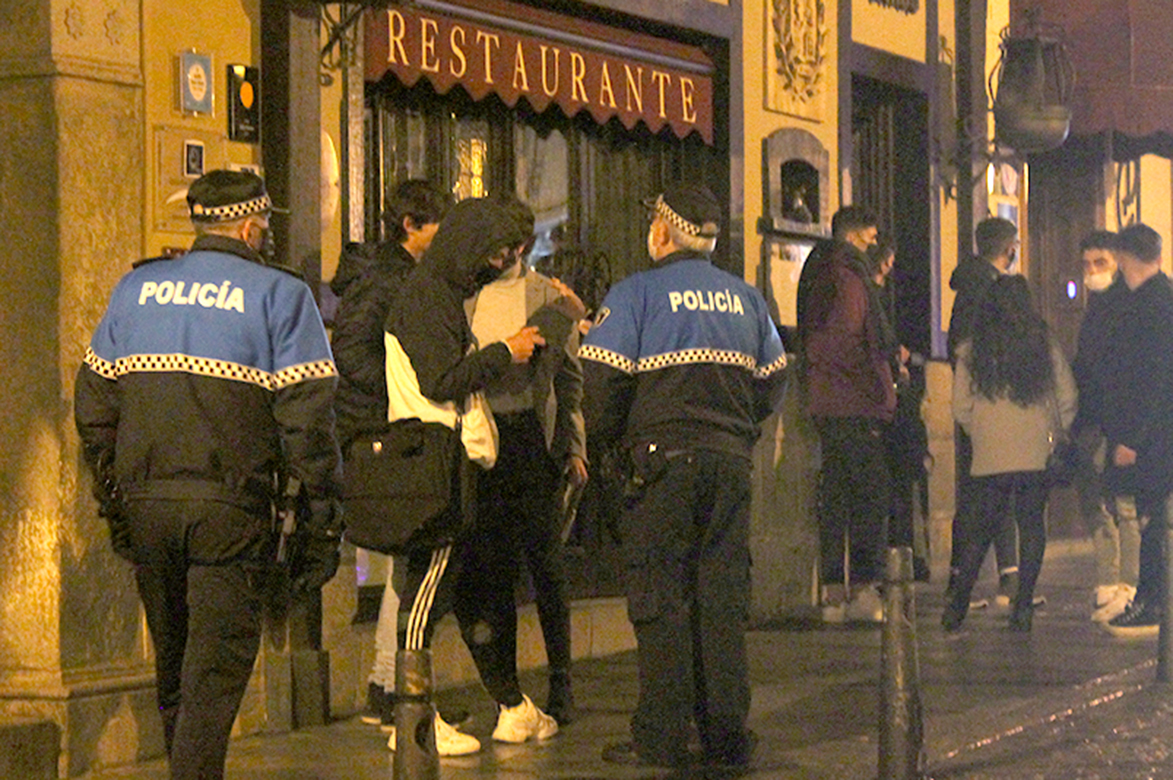 La Policía Local controló los accesos a la Plaza Mayor. / M.G