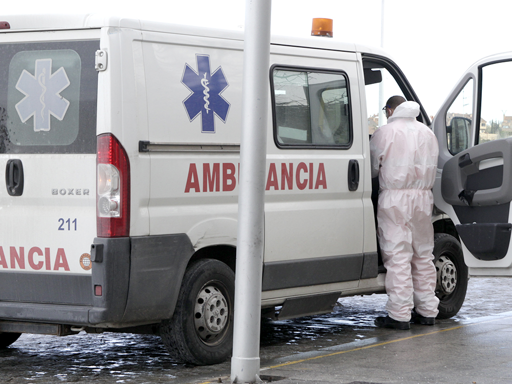 Sanitario con EPI subiendo a una ambulancia./ N. LLORENTE