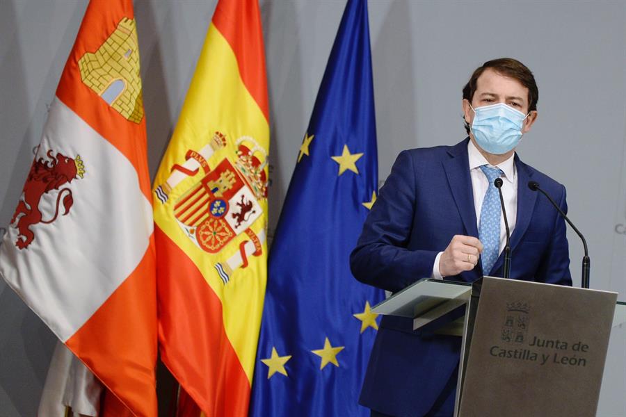 El presidente de la Junta de Castilla y León, Alfonso Fernández Mañueco, informa de las medidas adoptadas tras la reunión del Consejo de Gobierno celebrado este jueves. EFE/ Nacho Gallego