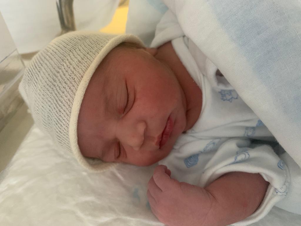 La niña duerme plácidamente en la habitación de Maternidad./EL ADELANTADO