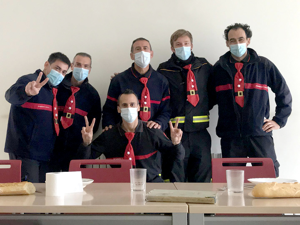 El turno del Cuerpo de Bomberos de Segovia del día 31 de diciembre, en la mesa en la que cenaron. / EL ADELANTADO