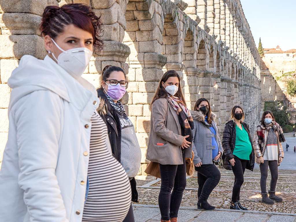 Seis de las futuras madres afectadas por la nueva medida en las inmediaciones del Acueducto. / Nerea Llorente