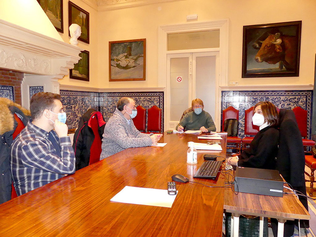 Álex Blázquez (CCOO), Miguel Ángel Mateo (UGT), Jesús García, concejal de Empleo y Beatriz Escudero (FES). / E. A.