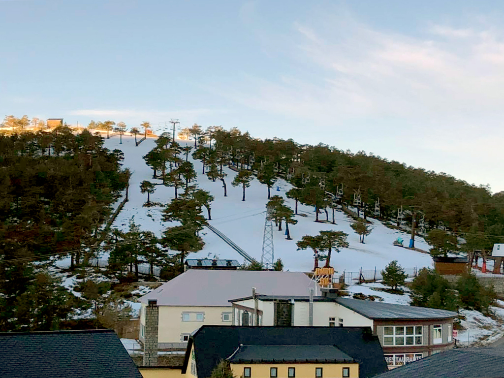 Las pistas de Navacerrada, cerradas esta semana, no reúnen las condiciones idóneas para esquiar. / EL ADELANTADO