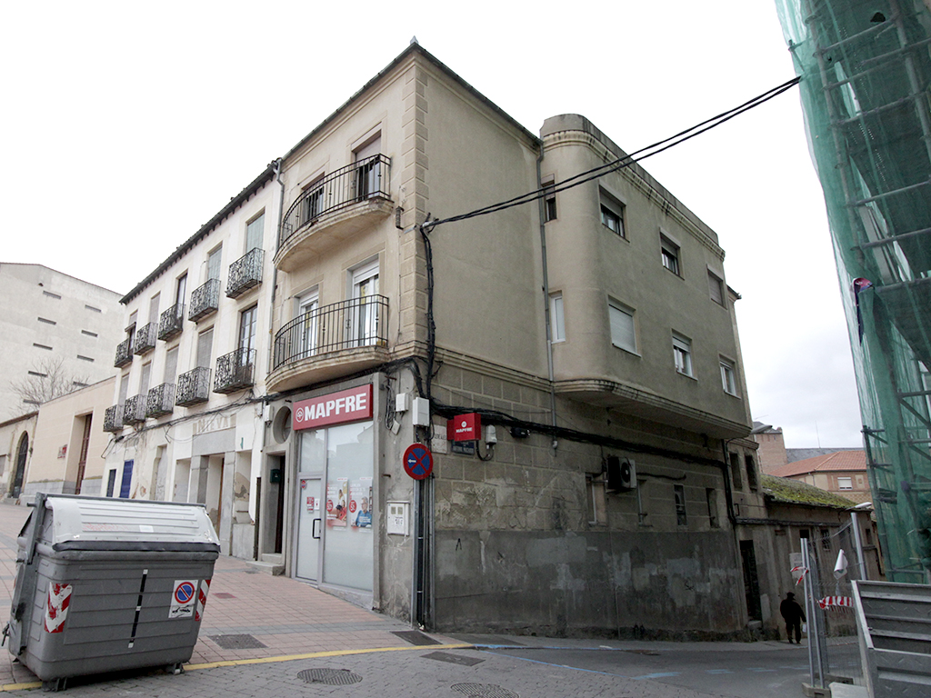 Este edificio de la calle de Antonio Machado, esquina con la plaza de José Zorrilla, será expropiado por el Ayuntamiento. / Nerea Llorente